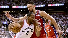 Ben Simmons (25) z Philadelphie brání Kawhiho Leonarda (2) z Toronta.