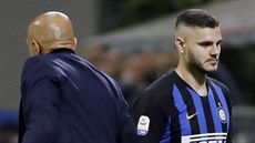 Mauro Icardi z Interu Milán se zdraví se svým trenérem Lucianem Spallettim.