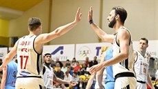 Jaromír Boha�ík (vlevo) a Vojt�ch Hruban z Nymburka slaví.