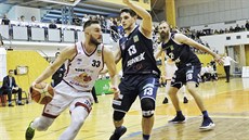 Díntí basketbalisté Filip Kroutil (13) a Jakub Krakovi (28) brání Seana...