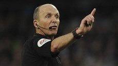 Rozhod Mike Dean v akci