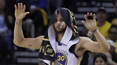 Stephen Curry z Golden State oslavuje v zápase s Portlandem.