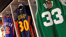 Pohled do regál oficiálního obchodu NBA v New Yorku