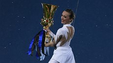 Trofej pro vít�ze Italského poháru se sná�í z vý�in na plochu �ímského Stadio...