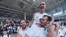 Díntí basketbalisté Ondej ika, Tomá Pomikálek a imon Jeek (zleva)...