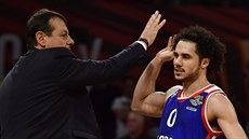 Shane Larkin z Anadolu slaví se svým trenérem Erginem Atamanem.