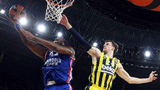 Jan Veselý (vpravo) z Fenerbahce se snaí zastavit Bryanta Dunstona z Anadolu.