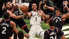 George Hill (v bílém) z Milwaukee v souboji s Kawhim Leonardem, Fredem...