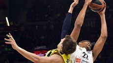 Jan Veselý (vlevo) z Fenerbahce se snaí zastavit Edyho Tavarese z Realu Madrid.