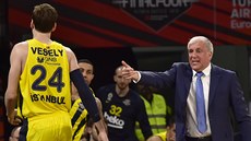 Jan Veselý z Fenerbahce míí za svým trenérem eljkem Obradoviem.