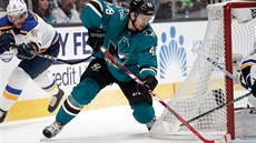 eský útoník ve slubách San Jose Tomá Hertl u puku bhem duelu se St. Louis