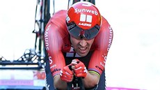 NE OPUSTIL ZÁVOD. Tom Dumoulin pi prezentaci ped 5. etapou, kdy jet ivil procento nadje, e by mohl v závod pokraovat.