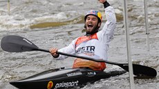 Vav�inec Hradilek se raduje v cíli nomina�ního závodu v pra�ské Troji.