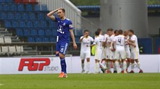 Zklamaný David Houska z Olomouce, v pozadí slaví hrái Zlína gól.