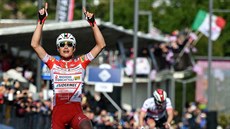 Italský cyklista Fausto Masnada slaví triumf v 6. etap Gira.