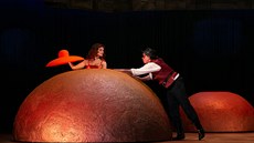 Záběr z inscenace opery Láska ke třem pomerančům