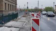 Úplná uzavírka Rooseveltova mostu v Plzni zkomplikovala dopravu ve mst....