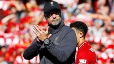 Liverpoolský trenér Jürgen Klopp tleská fanoukm po posledním ligovém zápase s...
