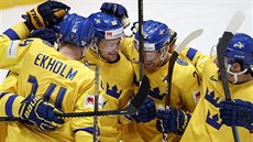 védtí hokejisté s Williamem Nylanderem uprosted slaví gól v síti Norska.