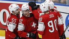 �výcar Gaetan Haas (druhý zleva) slaví se spoluhrá�i gól v síti �védska.