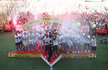 SLÁVA V EDENU. Slávistití fotbalisté vystoupali na podium a zaali kepit s...