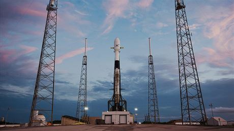 Nosi Falcon 9 pipraven k vynesen prvn skupiny satelit Starlink