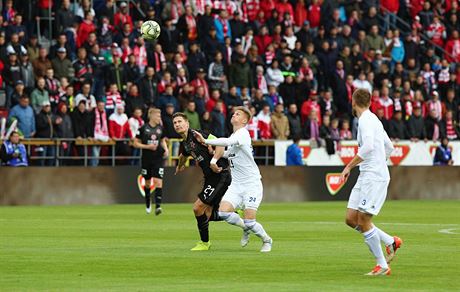 Slávistický Milan koda (. 21), v souboji s Václavem Procházkou z Baníku.