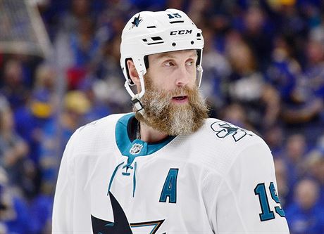 Joe Thornton ze San Jose bhem srie se St. Louis.