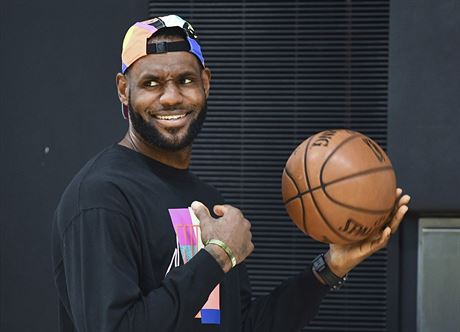 LeBron James z LA Lakers se u v kvtnu chyst na novou sezonu.