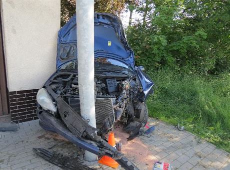 Vz Peugeot 206 havaroval pi silnici I/11 v Kratonohách na Hradecku (27. 5....