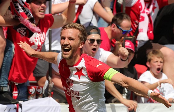 Slávista Tomá Souek se raduje z gólu v derby.