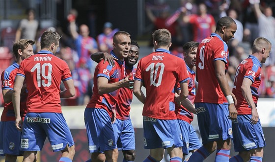 Glov radost plzeskch fotbalist - trefil se Ludk Pernica (tet zleva).