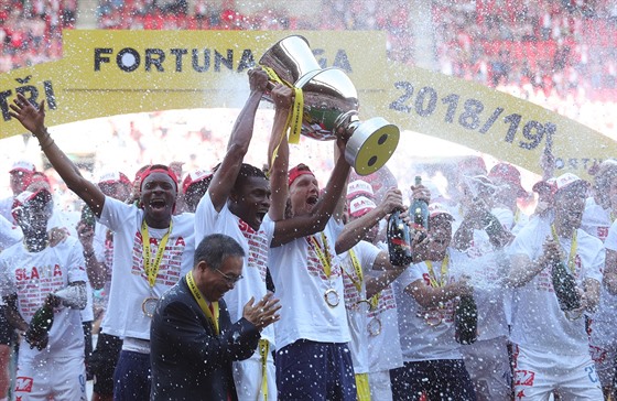 AMPUS, POHÁR, EUFORIE. Fotbalisté Slavie si uívají triumf v domácí lize.