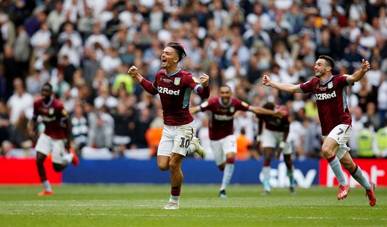 Jack Grealish (vlevo) a John McGinn z Aston Villy oslavují postup do Premier...