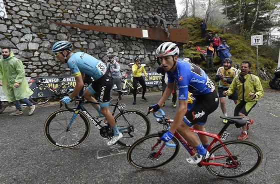 Jan Hirt (vlevo) a Giulio Ciccone na trati královské etapy Gira