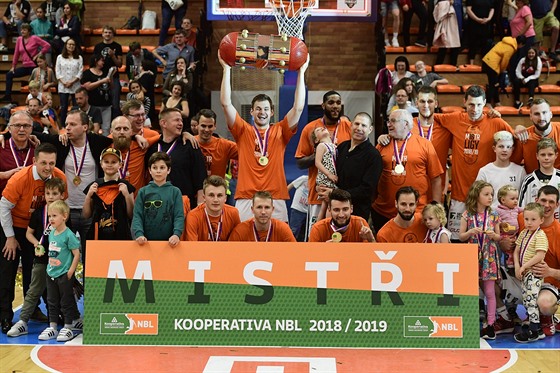 Basketbalisté Nymburku slaví estnáctý titul za sebou.