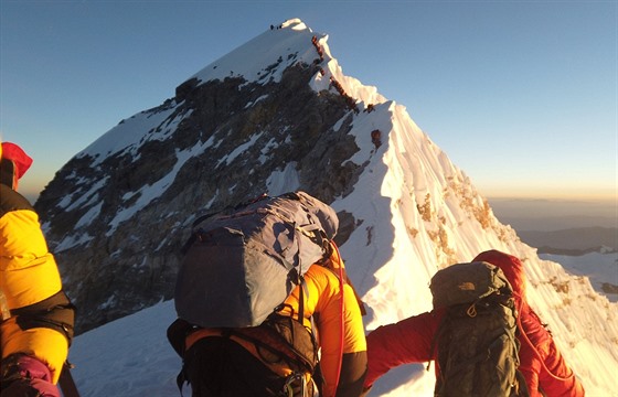 Horolezci-turisté míící na vrchol Mt. Everestu (22. kvtna 2019)