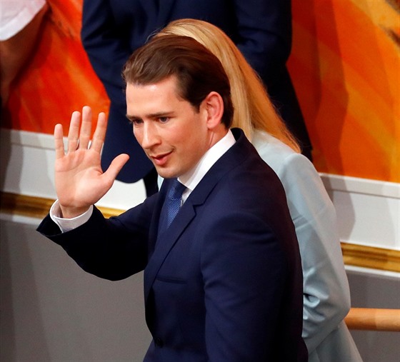 Rakouský kanclé Sebastian Kurz mává bhem odcházení z jednacího sálu Národní...