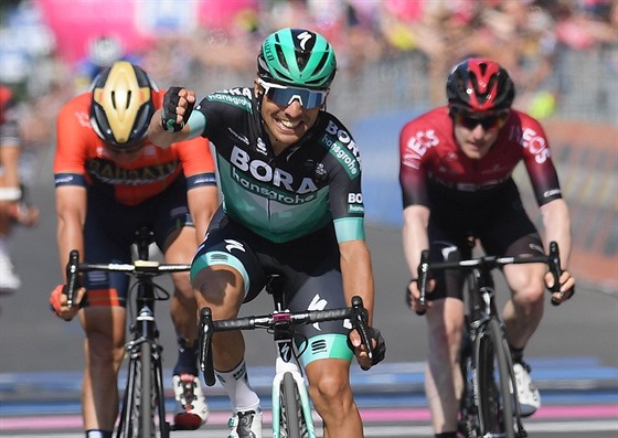 Italsk cyclista Cesare Benedetti slav ve 12. etap Gira premirov vtzstv.