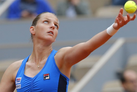 Karolína Plíková podává bhem 1. kola Roland Garros.