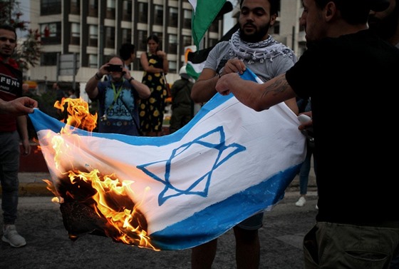 Palestinci pálili na demonstraci ped izraelskou ambasádou v Aténách izraelskou...