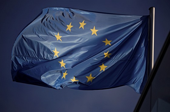 Vlajka evropské unie nad sídlem Evropské lidové strany (26. kvtna 2019)