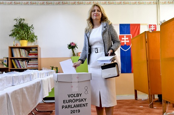 Nastupující slovenská prezidentka Zuzana aputová hovoí s novinái u volební...