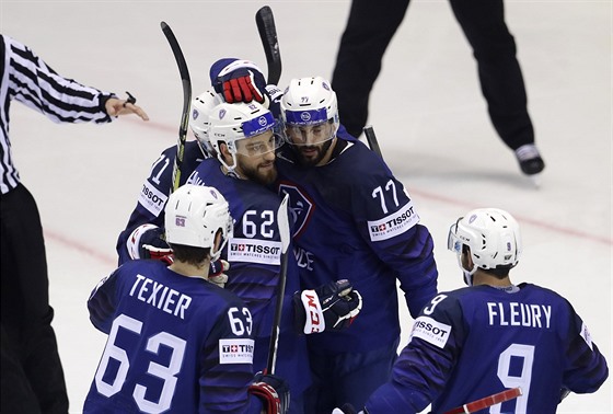 Hokejisté Francie slaví vstelený gól v utkání proti Velké Británii.