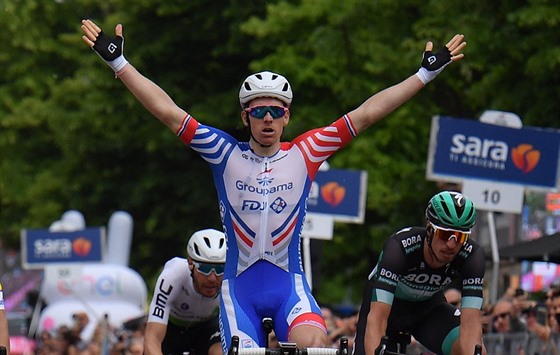 Francouz Arnaud Démare z FDJ - Groupdama se raduje z triumfu v desáté etap...