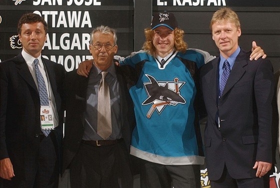 Karel Masopust (nalevo od hráe Luká Kapara) bhem draftu NHL v roce 2004.