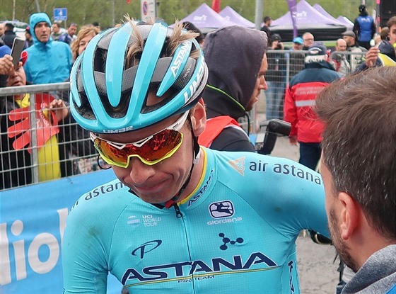 Jan Hirt v Courmayeru v péi týmu Astana za cílem 14. etapy Gira.