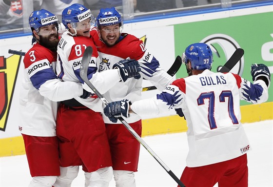Čeští hokejisté se radují se druhé branky proti Rusku, kterou vstřelil Dominik...