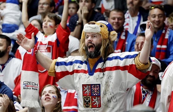 Český fanoušek povzbuzuje během utkání o bronz proti Rusku.