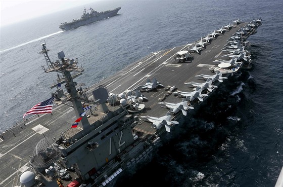 Manévry americké armády v Arabském moi  letadlová lo USS Abraham Lincoln...